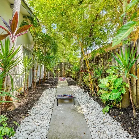 Luxury Tropical Oasis! Huge Saltwater Pool! 1 Mile To Beach! Villa